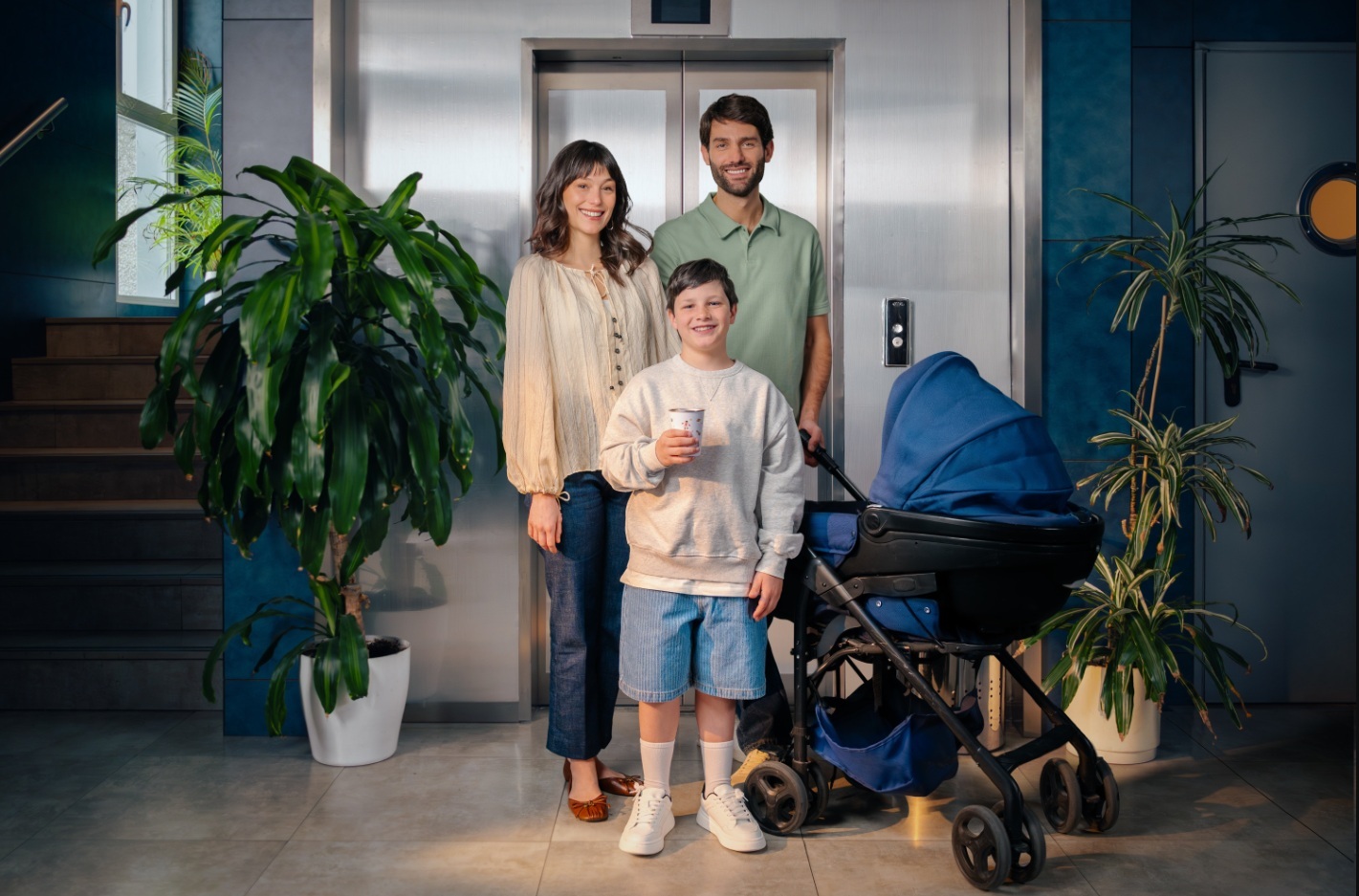 Familia dentro de un ascensor